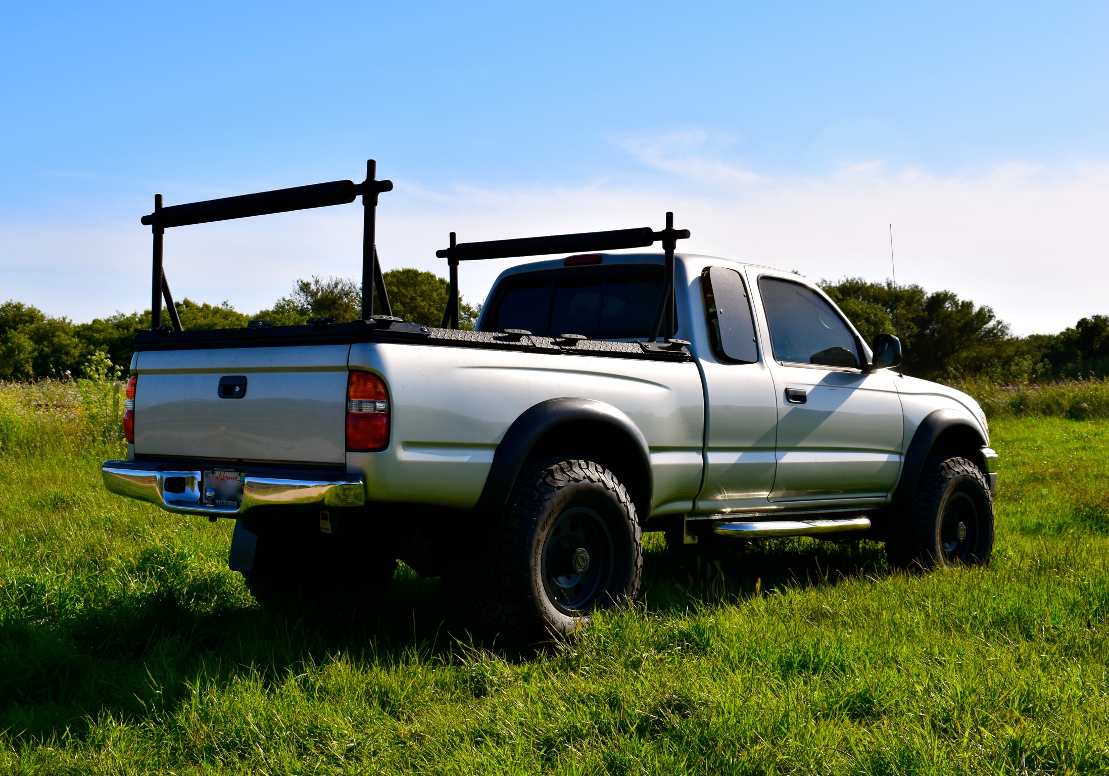 Крышка DiamondBack и две грузовые стойки на Toyota Tacoma